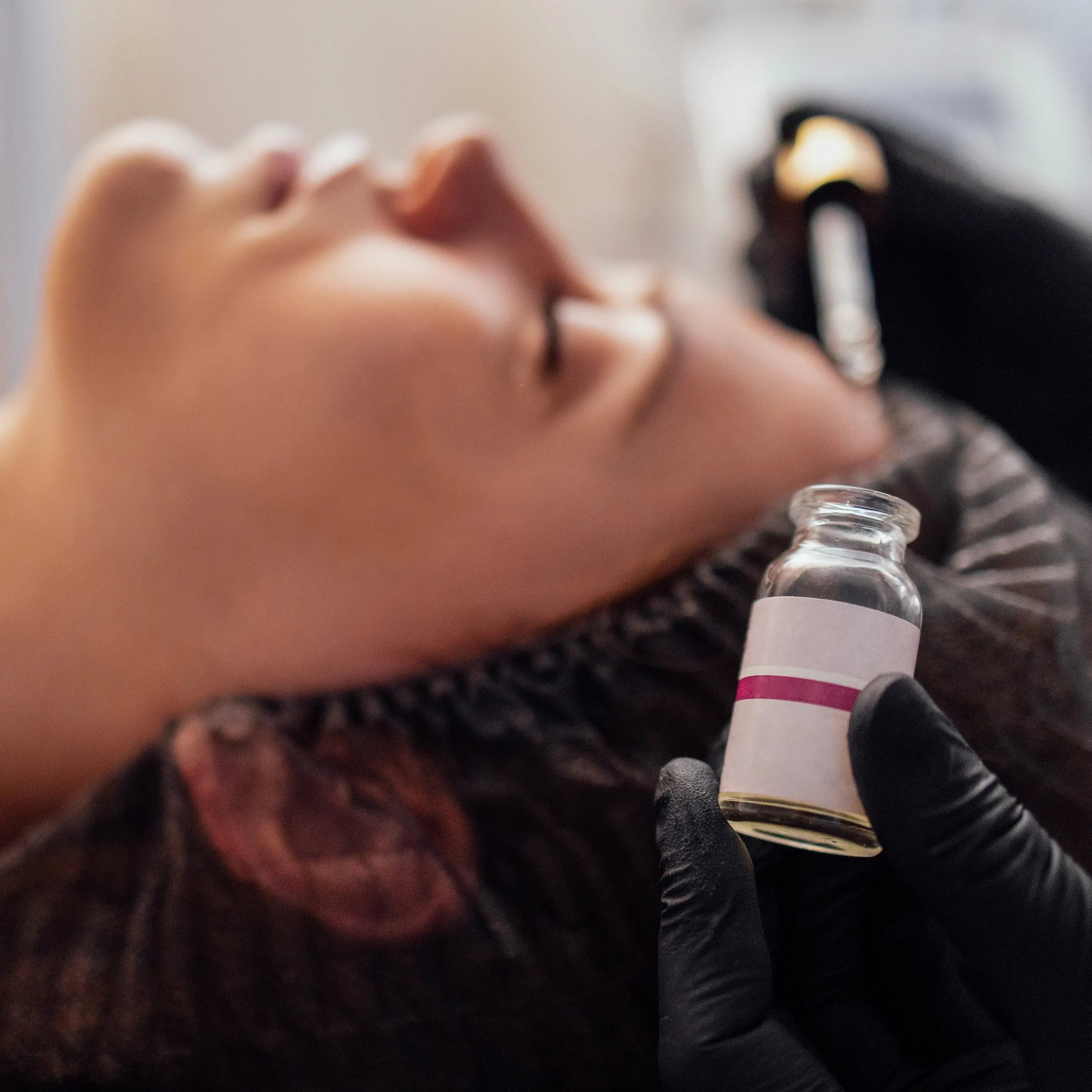Totalne odmłodzenie: Biostymulacja chemiczna z mikronakłuwaniem twarzy, szyi i dekoltu
